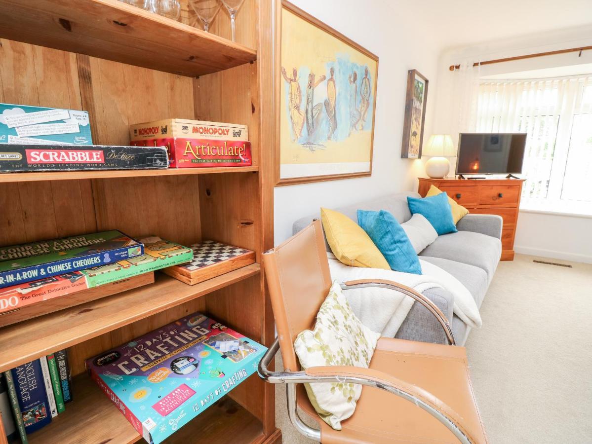 1 Westwood Close Каус Екстериор снимка